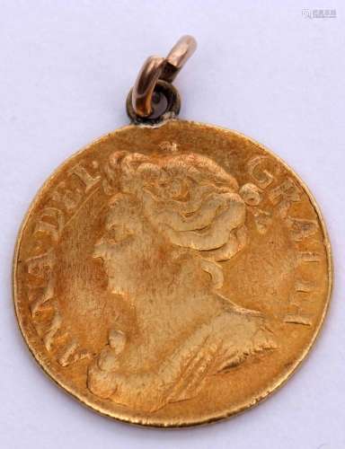 Anne gold guinea coin pendant (1702-1714), the reverse with the arms of England and Scotland,