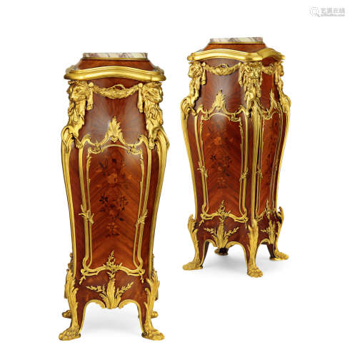 路易十五风格 铜鎏金装饰细木镶嵌西阿拉黄檀木与郁金香木台架一对