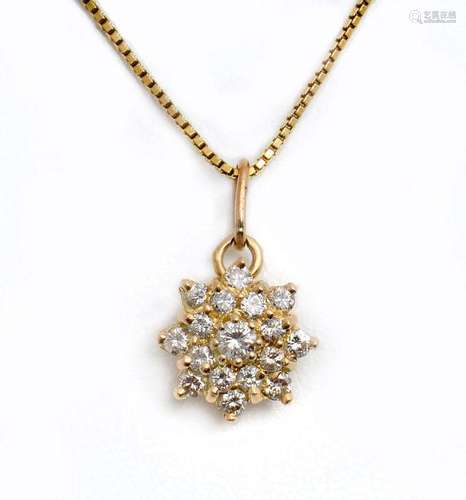 18K YELLOW GOLD DIAMOND CLUSTER PENDANT