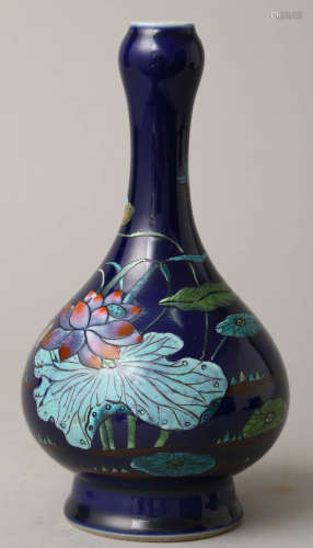 藍釉荷花紋蒜頭瓶