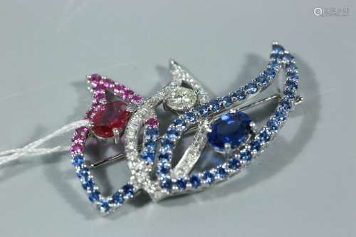 国际一流设计18K金镶嵌天然蓝宝石、红宝石、钻石胸针（蓝宝石2.27克拉，红宝石0.58克拉，钻石0.21克拉）