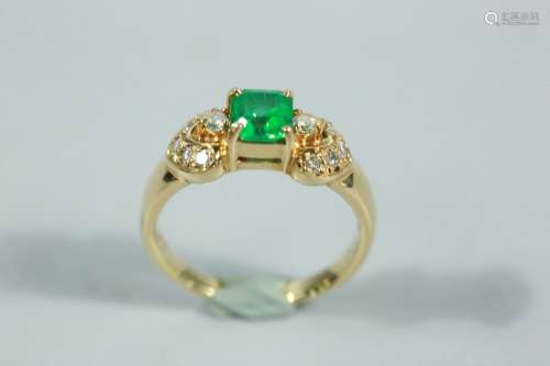 18K金镶嵌祖母绿钻石戒指（祖母绿0.79克拉，钻石0.23克拉）