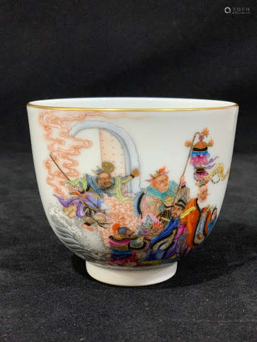 A WESTERN STYLE PORCELAIN CUP CARVED IN PORTRAITS