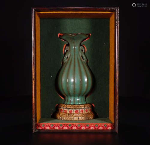 A LONGQUAN YAO GOURD SHAPED VASE