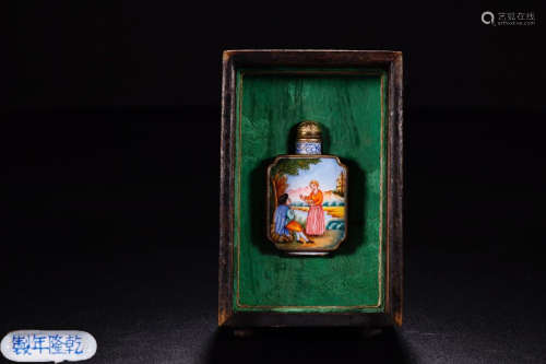 AN ENAMEL SNUFF BOTTLE CARVED IN PORTRAIT