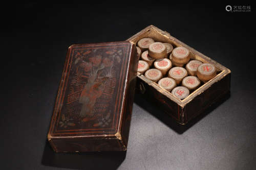 A SET OF WOOD CHESS WITH BOX