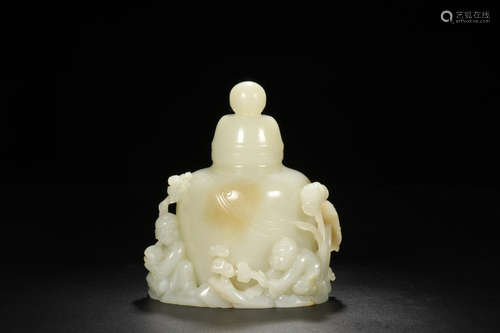 A HETIAN JADE VASE SHAPED ORNAMENT