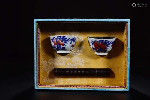 A PAIR OF BLUE & WHITE PORCELAIN CUPS WITH BLOSSOMS