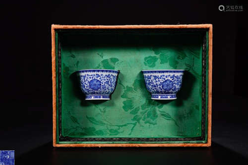 A PAIR OF BLUE & WHITE PORCELAIN CUPS WITH BLOSSOMS