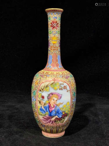 A WESTERN STYLE CARVED IN PORTRAIT & FLOWERS GOLD GILTED VASE