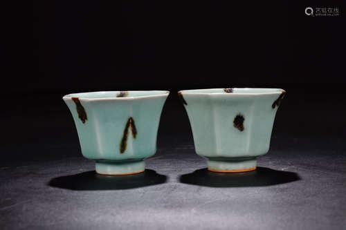 A PAIR OF LONGQUAN KILIN CELADON GLAZE CUPS