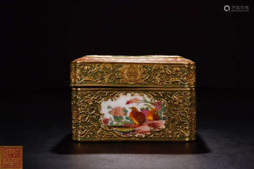 AN ENAMELED GOLD GILT SQUARE BOX WITH DAQINGQIANLONG MARK