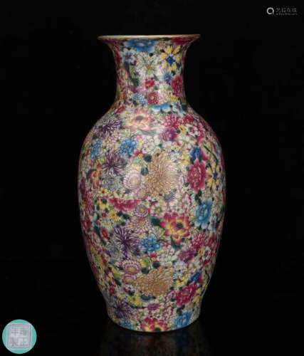 A PORCELAIN DECORATED WITH COLOR DRAWING VASE WITH MARK