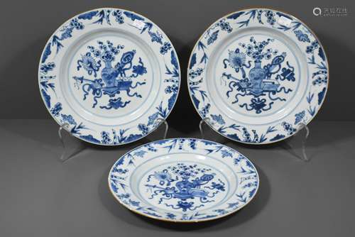 Trois assiettes en porcelaine de Chine décorée (Ø 23cm)