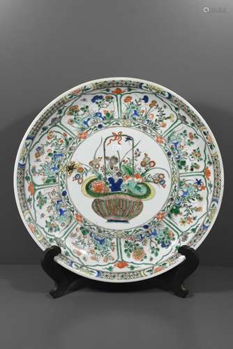 Grand plat en porcelaine de Chine, famille verte, anciennes restaurations (dizm.41cm)