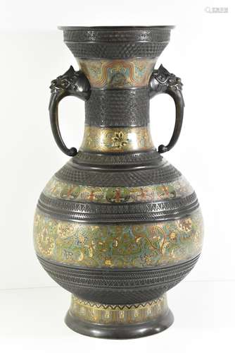 Vase à deux anses en bronze cloisonné (Ht 62cm)