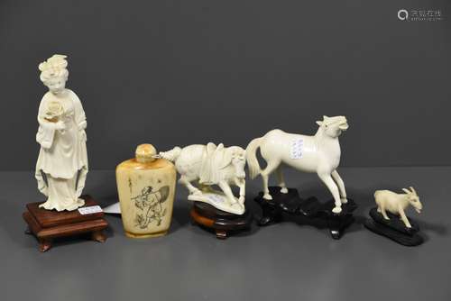 Quatre statuettes asiatiques en ivoire avec un snuff bottle