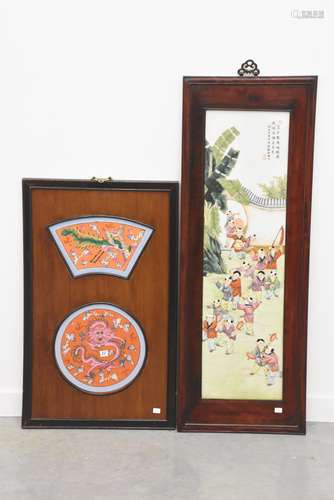 Deux plaques en porcelaine chinoise (Ht 90cm et ht 65cm)