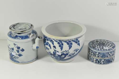 Cache pot, une théière et une boite en porcelaine de Chine