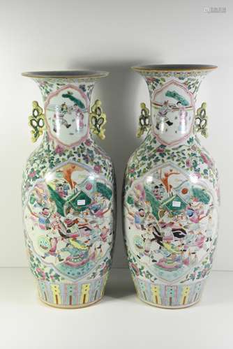 2 vases en porcelaine de Chine (Ht.56,5 et 58cm)