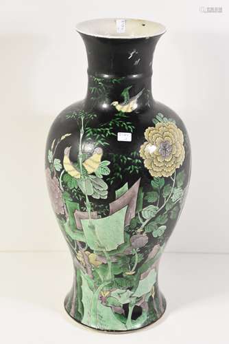 Vase en porcelaine de Chine, famille noire, époque Kangxi (H:44cm)