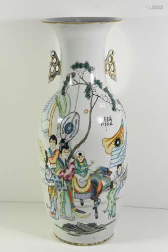 Vase en porcelaine de Chine, période Ming (Ht.60cm, un éclat au col)