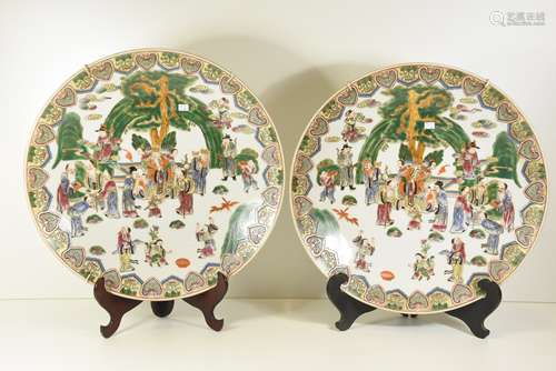 Deux plats en porcelaine de Chine, 20ème (Ø 45cm)