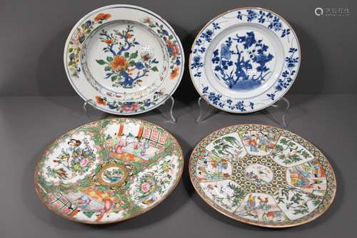 Lot de quatre assiettes en porcelaine de Chine (accidents)