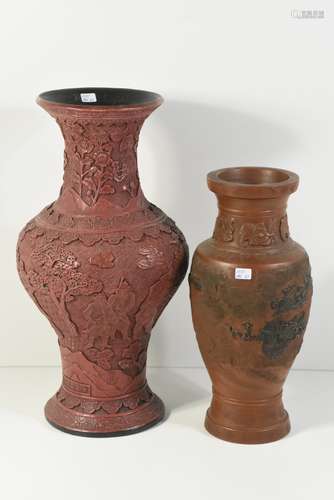 Deux vases asiatiques dont un en terre cuite (Ht 40cm et ht 31cm)