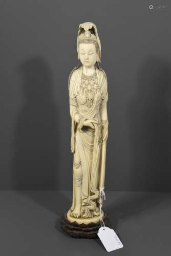 Bouddha en ivoire sculpté (Ht totale 37cm)
