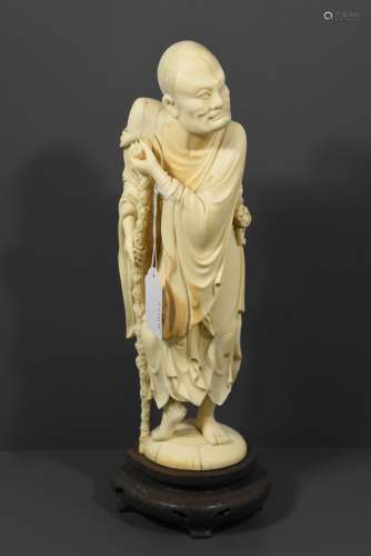 Personnage en ivoire sculpté (Ht totale 38cm)