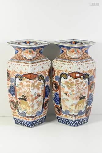 Paire de vases quadrangulaires en porcelaine Imari, fin du XIXème siècle (H42cm)