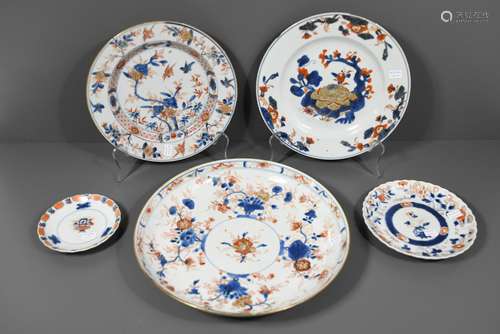 Plat carré et assiettes en porcelaine de Chine (5 pièces)