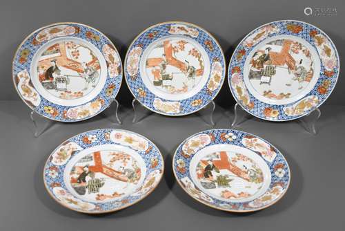 Cinq assiettes en porcelaine de Chine à décor de personnages