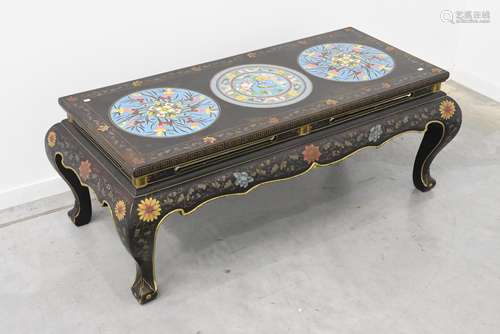 Table de salon avec plaques en cloisonnés (125x60cm)