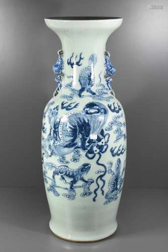 Vase blanc en porcelaine de Chine (Ht.59cm)