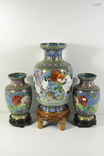 Trois vases cloisonnés (Ht 38cm et ht 26cm)