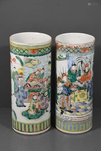 Deux vases rouleaux en porcelaine de Chine (un cheveu) Ht 26cm