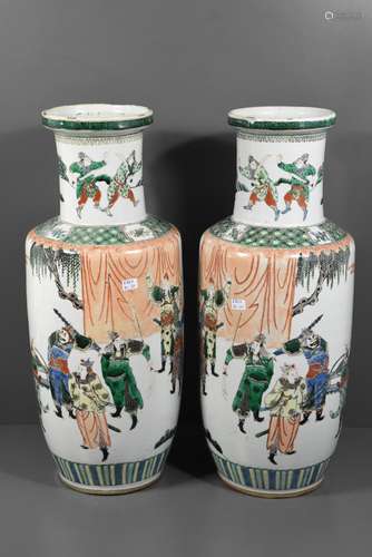 Deux vases en porcelaine de Chine (égrenures) Ht 45cm