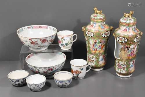 Lot de porcelaine de Chine (Vases, tasses, pochons, bols, ...) accidents