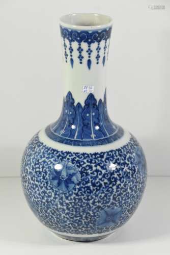 Vase en porcelaine de Chine avec signature Kianong (troué et un éclat) Ht 39cm