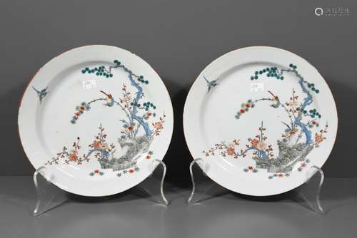 Paire d'assiettes en porcelaine de Chine surdécorée en Hollande, à décor kakiémon vers 1725 (égrenures sur le bord)