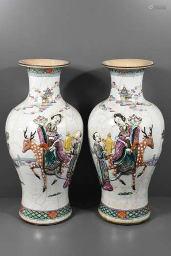 Paire de vases chinois, décor de personnages 19ème, cachet sous la pièce (Ht.44cm) Egrenures