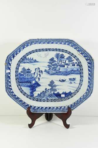 Plat en porcelaine de Chine (coin cassé) 38 x 44cm