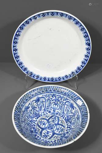 Plat et un bol en porcelaine de Chine (un éclat)