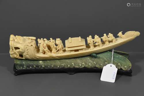 Bateau en ivoire sculpté (Long 33cm)