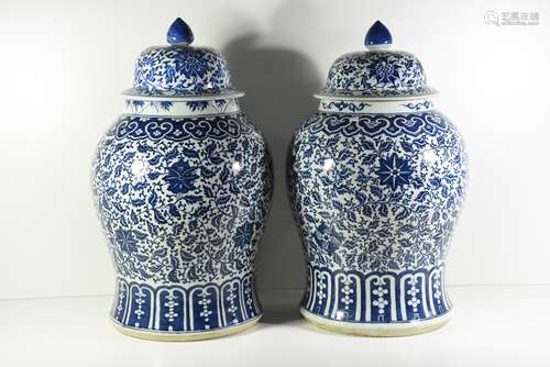 Deux importantes potiches en porcelaine de Chine 19ème (Ht 65cm) (légère fêlure au col d'une potiche)