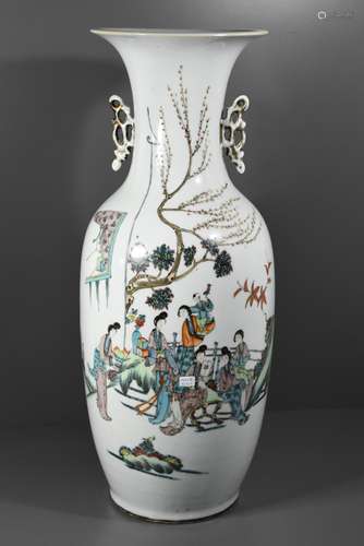 Vase en porcelaine de Chine à décor de femmes et d'enfants (Ht 58cm)