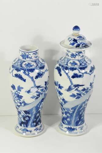 Deux vases en porcelaine de Chine (un cassé) Ht 28cm