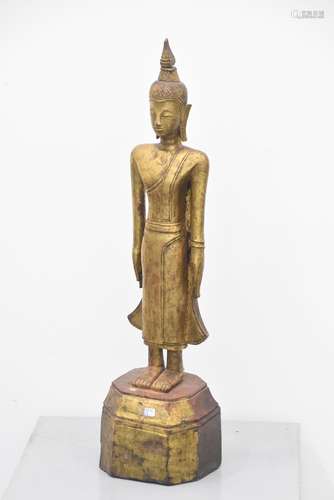 Divinité asiatique en bois sculpté et doré (Ht 72cm)